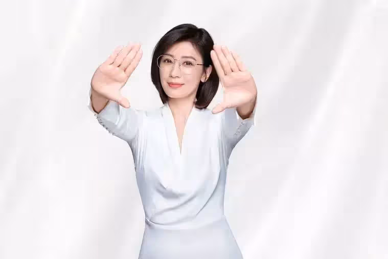 48歲賈靜雯坦然迎接老花眼!自稱是「歲月禮物」很喜歡,戴「老花鏡」展現知性美:歲月催人老