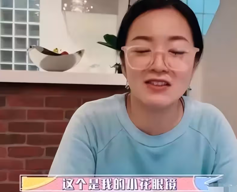 48歲賈靜雯坦然迎接老花眼!自稱是「歲月禮物」很喜歡,戴「老花鏡」展現知性美:歲月催人老