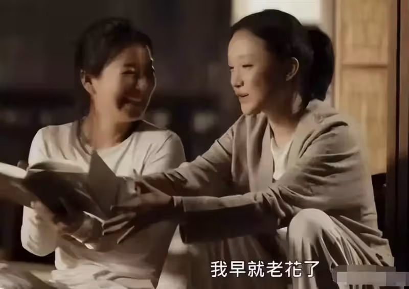 48歲賈靜雯坦然迎接老花眼!自稱是「歲月禮物」很喜歡,戴「老花鏡」展現知性美:歲月催人老