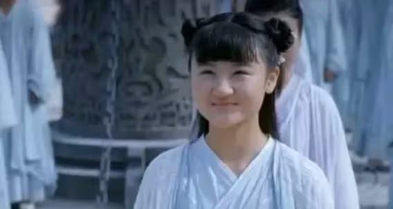 6歲被成龍抱著上舞台,14歲出演趙麗穎徒弟「被嘲長殘長殘」退圈 今20歲「容貌大變」完美逆襲