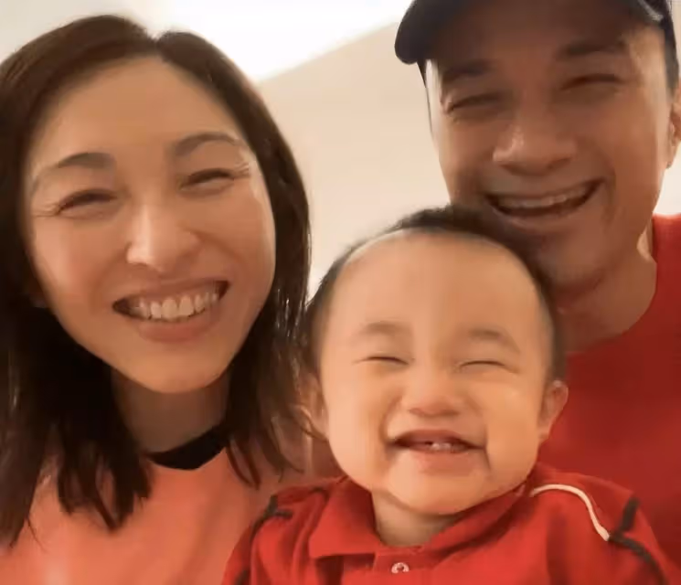 古巨基兒子長大了!Kuson叼奶嘴打鼓超像爸爸,鐵粉父母歡呼捧場,網友:虎頭虎腦大眼萌翻了