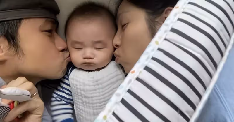 古巨基兒子長大了！Kuson叼奶嘴打鼓超像爸爸，鐵粉父母歡呼捧場，網友：虎頭虎腦大眼萌翻了