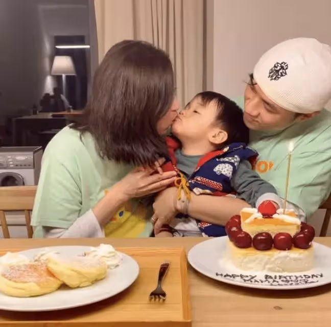 古巨基兒子長大了！Kuson叼奶嘴打鼓超像爸爸，鐵粉父母歡呼捧場，網友：虎頭虎腦大眼萌翻了