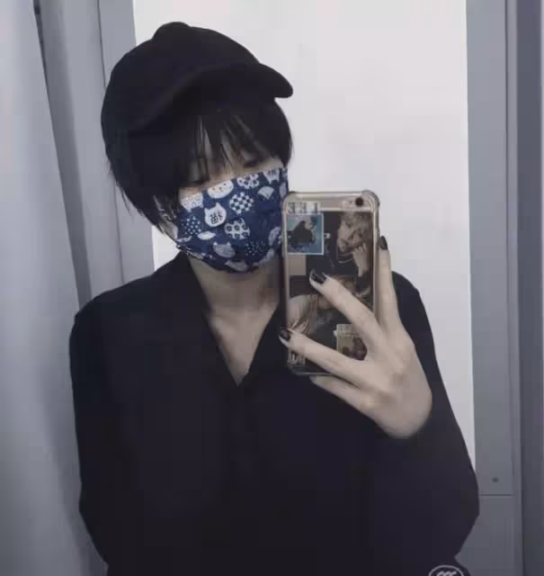 竇唯二女兒近照曝光,劉海遮眼個性十足,與姐姐竇靖童神似雙胞胎