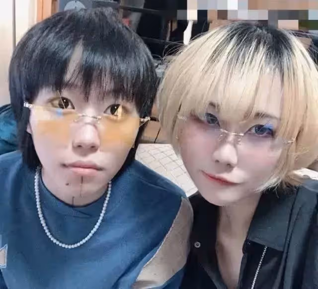 竇唯二女兒近照曝光,劉海遮眼個性十足,與姐姐竇靖童神似雙胞胎