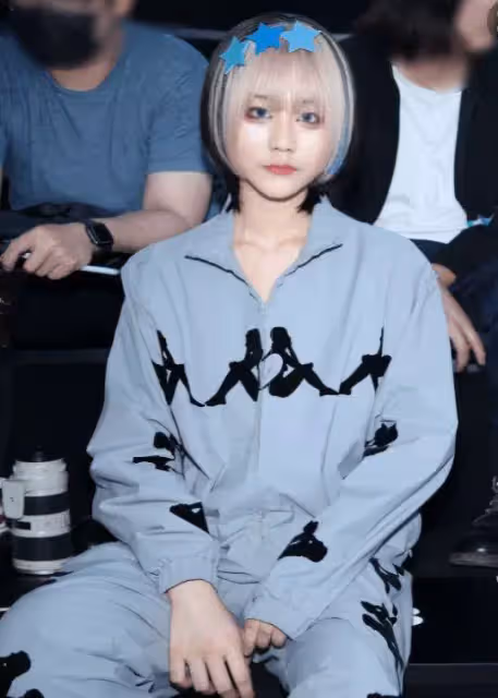 竇唯二女兒近照曝光,劉海遮眼個性十足,與姐姐竇靖童神似雙胞胎