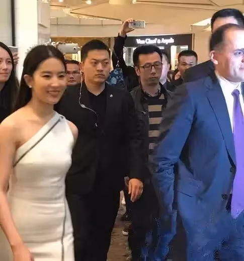 真是一胖毀所有,劉亦菲仙氣全無,熱巴長胖的部位讓人尷尬