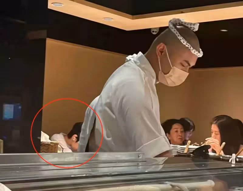 袁詠儀兒子越長越帥！15歲魔童燙卷發「五官出眾」似混血兒，帥氣顏值超越老爸張智霖