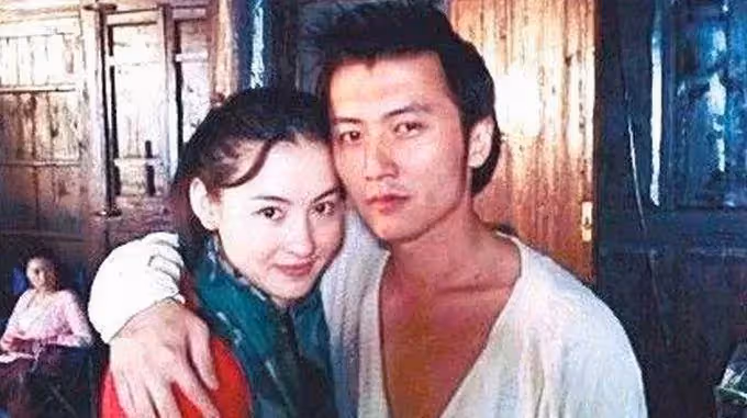 港媒曝出「謝霆鋒小時候照片」，再看看張柏芝「3胎兒子」圖片，令大家無話可說