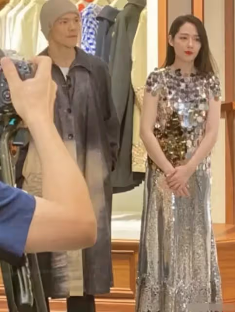 向佐郭碧婷被偶遇,胖十斤徹底變富態,體型越來越像婆婆,鵝蛋臉變大肉臉,網:女神一去不復返