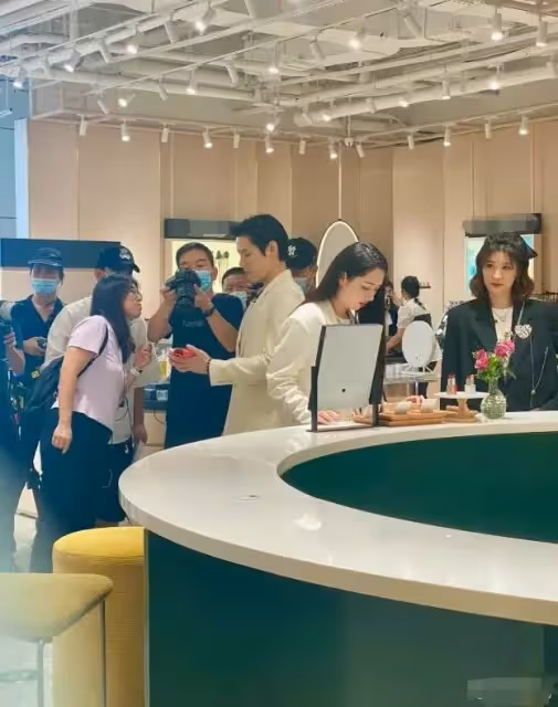 向佐郭碧婷被偶遇,胖十斤徹底變富態,體型越來越像婆婆,鵝蛋臉變大肉臉,網:女神一去不復返