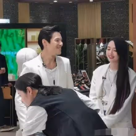 向佐郭碧婷被偶遇,胖十斤徹底變富態,體型越來越像婆婆,鵝蛋臉變大肉臉,網:女神一去不復返