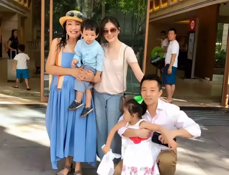 大S兒子汪希箖正臉首曝光!豪宅內給奶奶比心賣萌,五官和汪小菲如復制粘貼