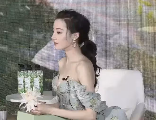 迪麗熱巴直播造型火了，穿蛋糕裙超惹眼，小腿比手臂還細