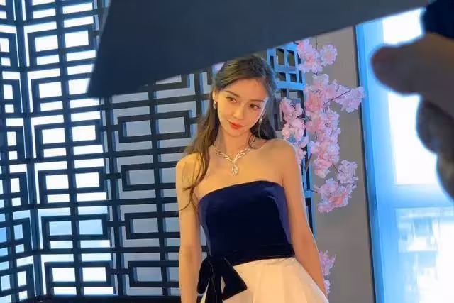 baby還沒來得及化妝，導演組卻突襲闖入！素顏照被熱傳，網友：終於現原形了~