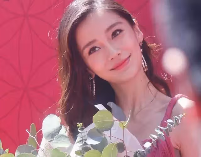 baby還沒來得及化妝，導演組卻突襲闖入！素顏照被熱傳，網友：終於現原形了~