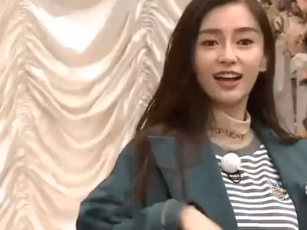 baby還沒來得及化妝，導演組卻突襲闖入！素顏照被熱傳，網友：終於現原形了~