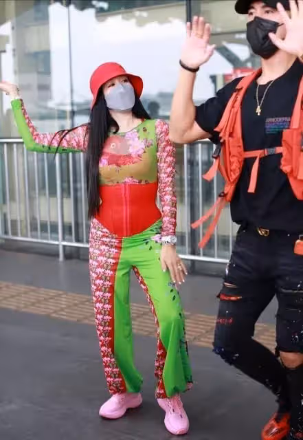 《舞娘》鐘麗緹怎麼了？，紅腰帶穿在外面不夠，一身綠色西裝更搶眼