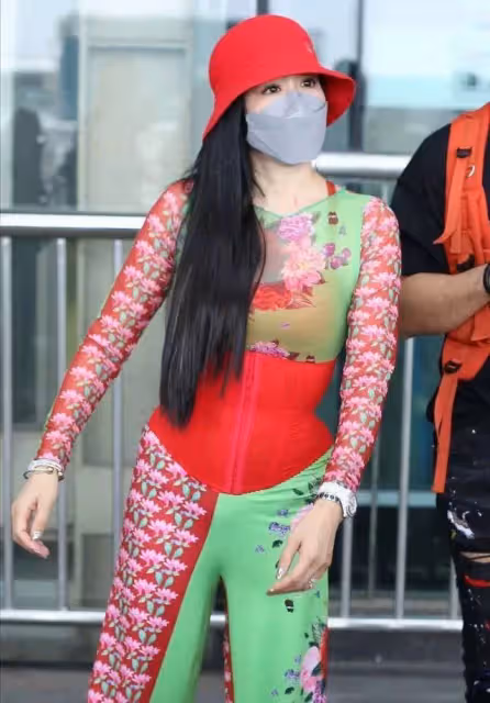 《舞娘》鐘麗緹怎麼了？，紅腰帶穿在外面不夠，一身綠色西裝更搶眼
