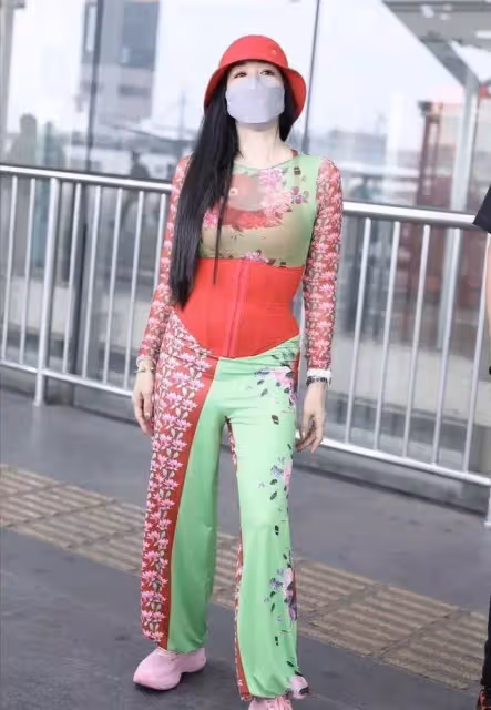 《舞娘》鐘麗緹怎麼了？，紅腰帶穿在外面不夠，一身綠色西裝更搶眼