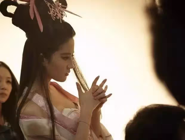 都說劉亦菲太清純無法演蘇妲己！甩出定妝照後，才知道什麼叫「紅顏」