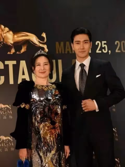 何超瓊近照曝光，穿亮片裙戴皇冠，像個大公主，不愧是賭王一手帶大的女兒，網友：大美人