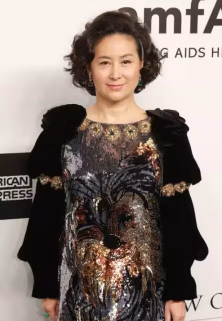 何超瓊近照曝光，穿亮片裙戴皇冠，像個大公主，不愧是賭王一手帶大的女兒，網友：大美人