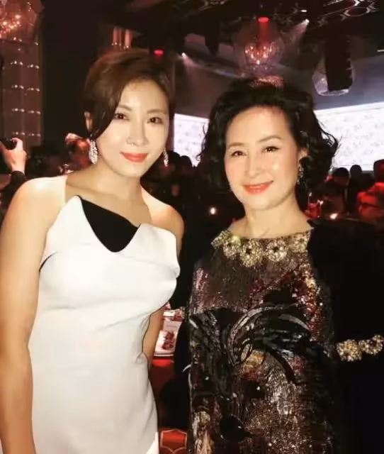 何超瓊近照曝光，穿亮片裙戴皇冠，像個大公主，不愧是賭王一手帶大的女兒，網友：大美人