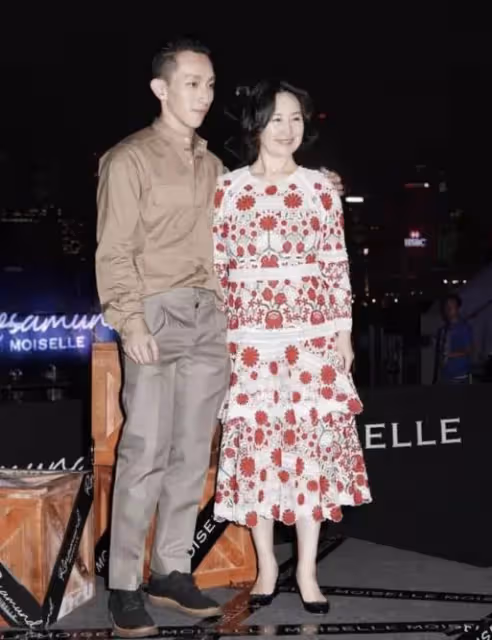 何超瓊近照曝光，穿亮片裙戴皇冠，像個大公主，不愧是賭王一手帶大的女兒，網友：大美人