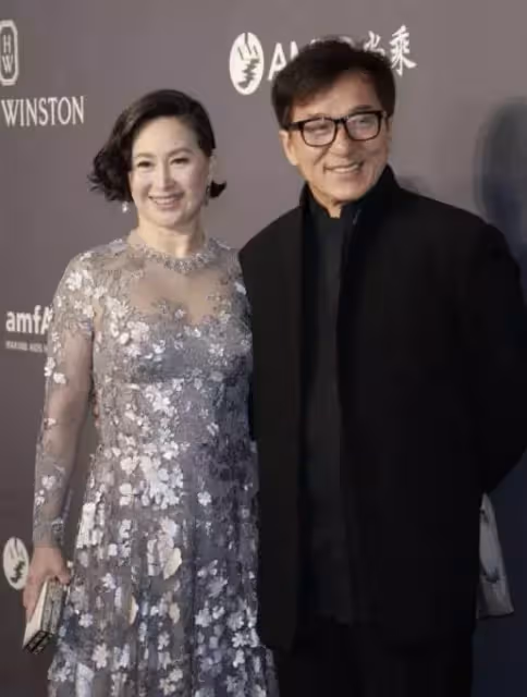 何超瓊近照曝光，穿亮片裙戴皇冠，像個大公主，不愧是賭王一手帶大的女兒，網友：大美人
