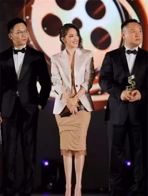 44歲舒淇身材好到爆!穿西裝配裸色包臀裙,卻被「透視內搭」搶盡風頭:美得太高調!