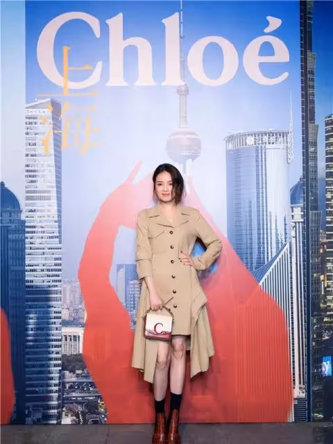 44歲舒淇身材好到爆！穿西裝配裸色包臀裙，卻被「透視內搭」搶盡風頭：美得太高調！