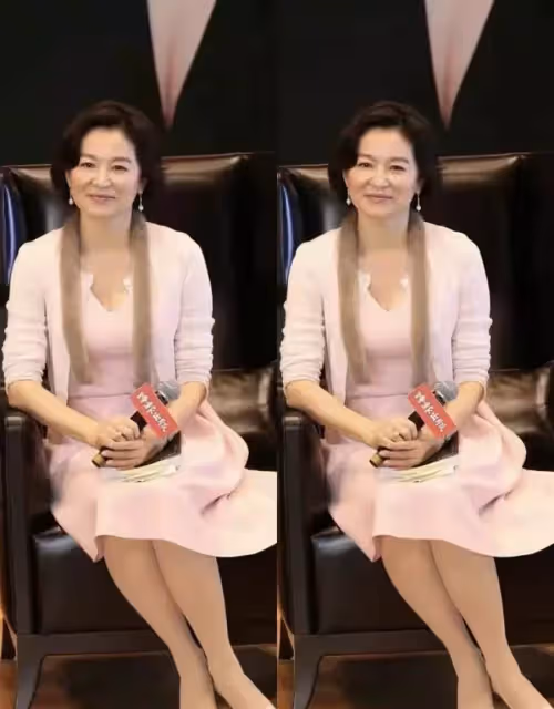 林青霞真看不出有67歲了,穿粉連衣裙配白色耳飾,氣質端莊女人味十足,網友:年紀越大越優雅