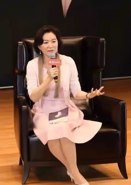 林青霞真看不出有67歲了,穿粉連衣裙配白色耳飾,氣質端莊女人味十足,網友:年紀越大越優雅
