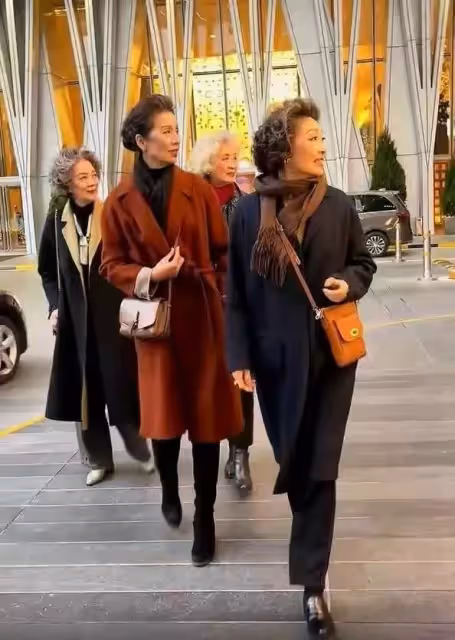 林青霞真看不出有67歲了,穿粉連衣裙配白色耳飾,氣質端莊女人味十足,網友:年紀越大越優雅