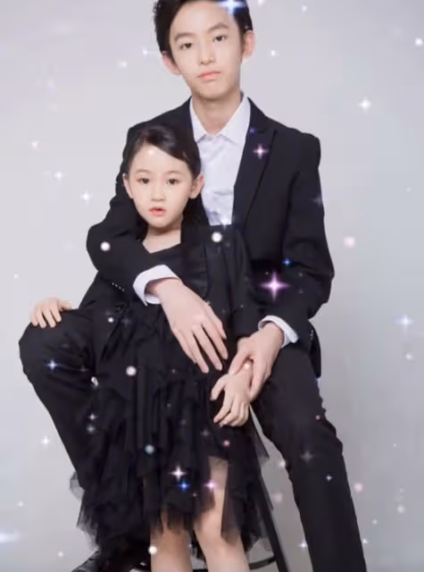 晉松全家福曝光,一家四口顏值高,15歲兒子當練習生身高1米88