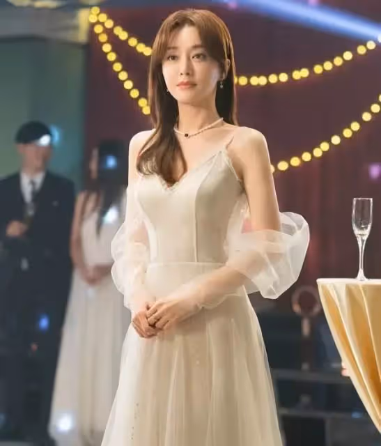 秦嵐身穿吊帶裙拍戲,搭配珍珠項鍊貴氣逼人,身形太美惹爭議