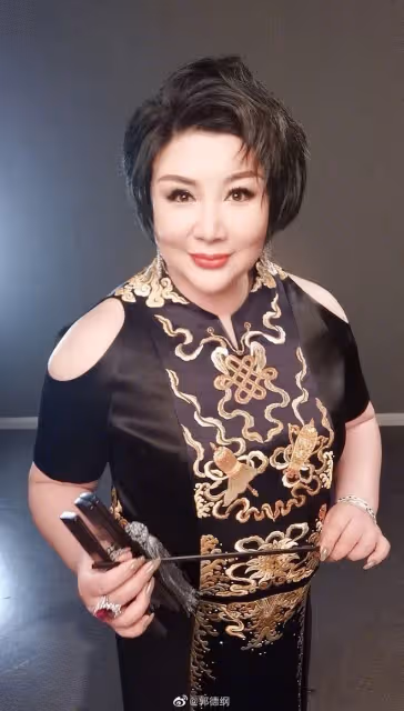 郭德綱慶老婆46歲生日,德雲社眾人凌晨齊祝福,繼子郭麒麟未表示