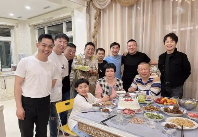 郭德綱慶老婆46歲生日,德雲社眾人凌晨齊祝福,繼子郭麒麟未表示
