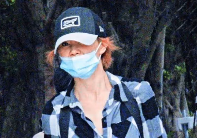 56歲張曼玉搬離豪宅近照蒼老似70,「骨瘦嶙峋」難掩優雅,網歎:歲月催人老