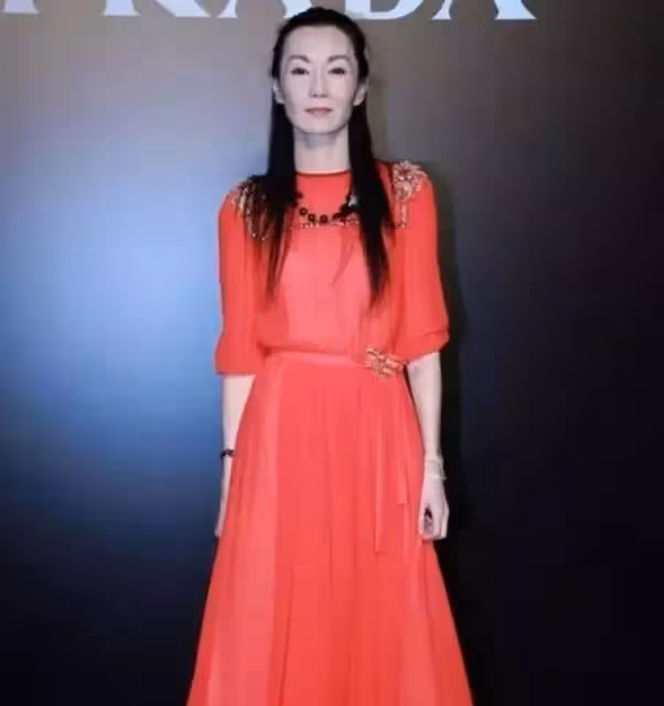56歲張曼玉搬離豪宅近照蒼老似70,「骨瘦嶙峋」難掩優雅,網歎:歲月催人老