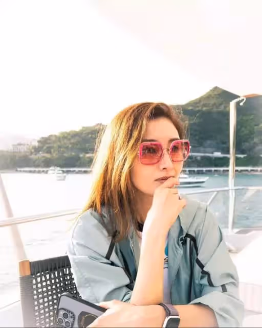 51歲李嘉欣曬唯美自拍!戴粉色墨鏡氣質不輸少女,雙手纖細秀戒指