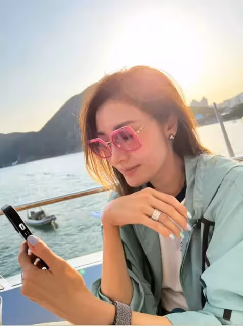 51歲李嘉欣曬唯美自拍!戴粉色墨鏡氣質不輸少女,雙手纖細秀戒指