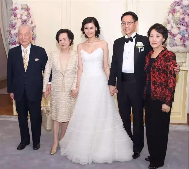 51歲李嘉欣曬唯美自拍!戴粉色墨鏡氣質不輸少女,雙手纖細秀戒指