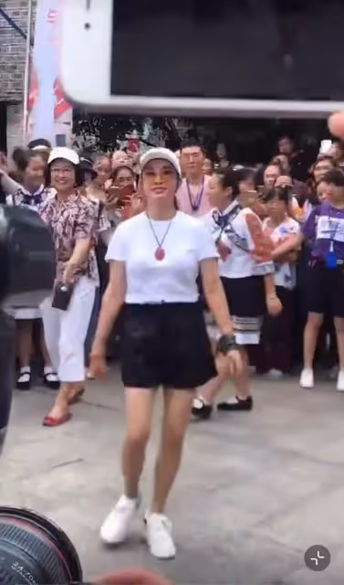 69歲劉曉慶,穿短褲裝年輕,臉頰飽滿顯怪異,網友:沒有普通老人看起來舒服