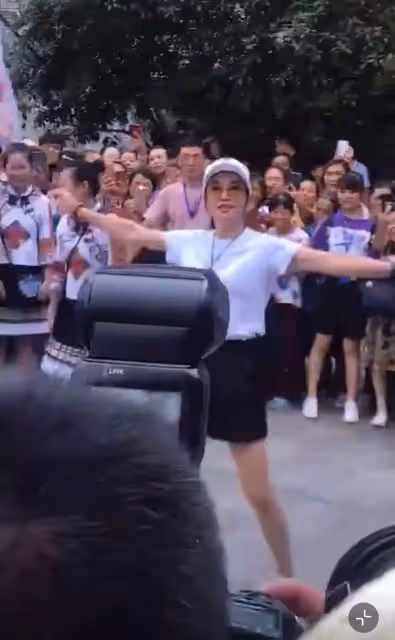 69歲劉曉慶,穿短褲裝年輕,臉頰飽滿顯怪異,網友:沒有普通老人看起來舒服