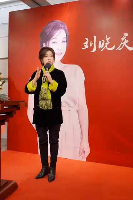 69歲劉曉慶,穿短褲裝年輕,臉頰飽滿顯怪異,網友:沒有普通老人看起來舒服