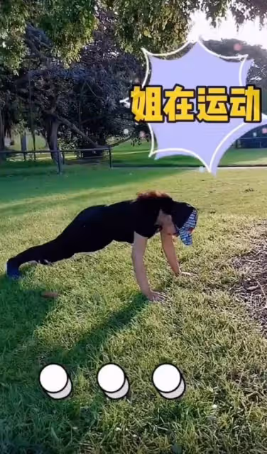 69歲劉曉慶,穿短褲裝年輕,臉頰飽滿顯怪異,網友:沒有普通老人看起來舒服