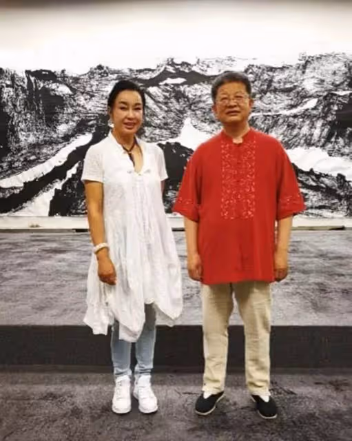 69歲劉曉慶,穿短褲裝年輕,臉頰飽滿顯怪異,網友:沒有普通老人看起來舒服