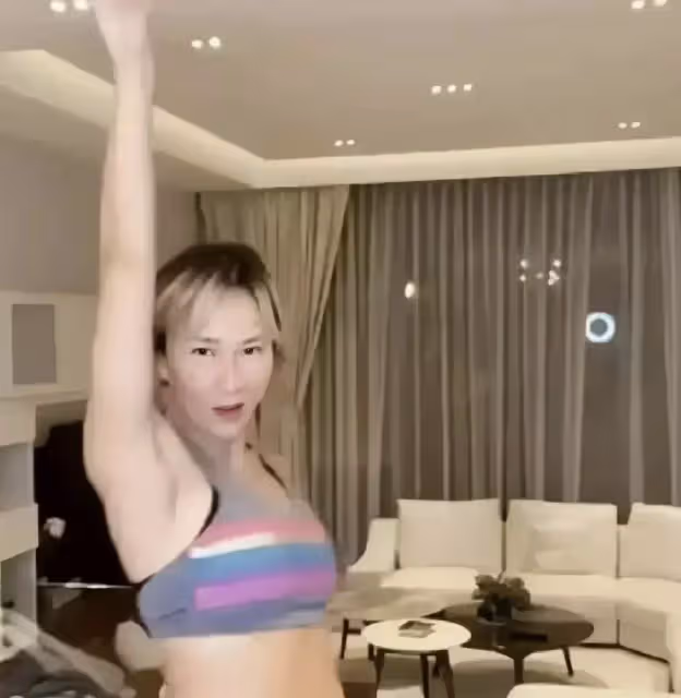 46歲李玟近照認不出,五官大變與舞臺上判若兩人,網友:已經老年人狀態